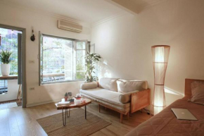Le Cadre-BALCONY FLAT, 30s walk to Old Quarters!!
